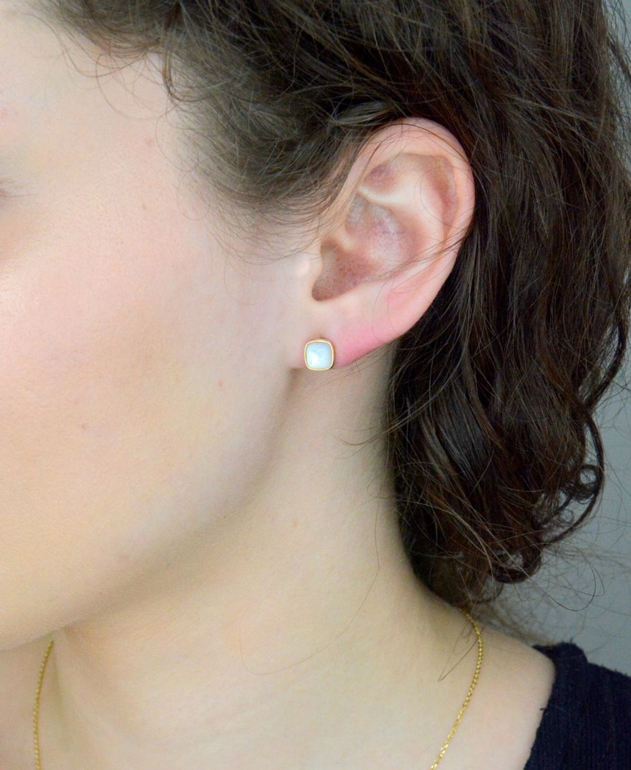 Kolczyki złote z masą perłową, wkrętki próba 585 OR AG 962A. Kolczyki złote masa perłowa. Kolczyki złote delikatne wkrętki. Kolczyki ze złota na prezent dla kobiety. Kolczyki białe.1.jpg